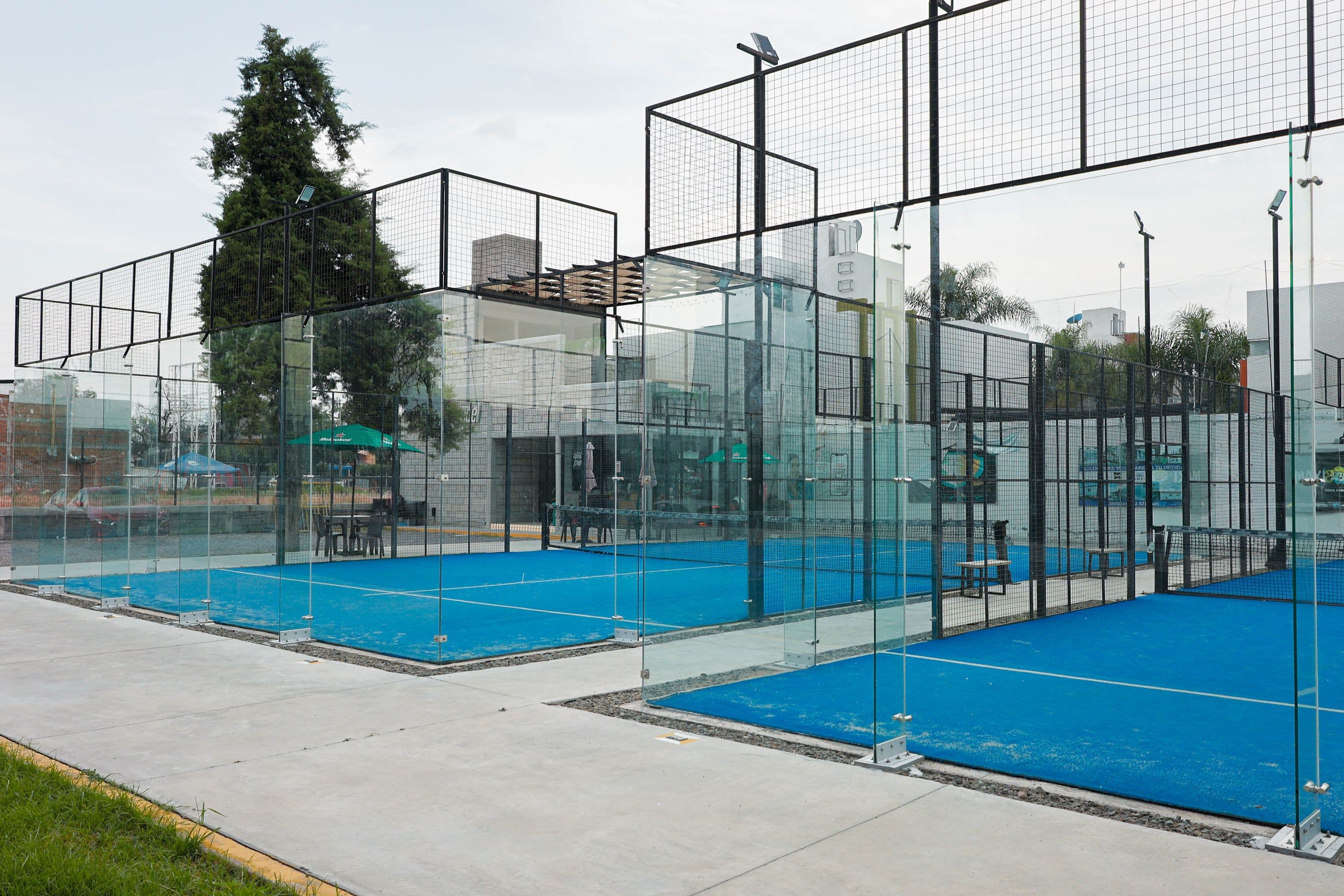 Punta Padel, vista exterior de las canchas y estructura de cristal.